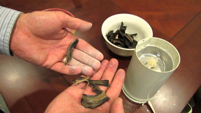 Making Eggshell & Banana Peel Organic Tomato Fertilizer: Blossom End Rot – The Rusted Garden 2013